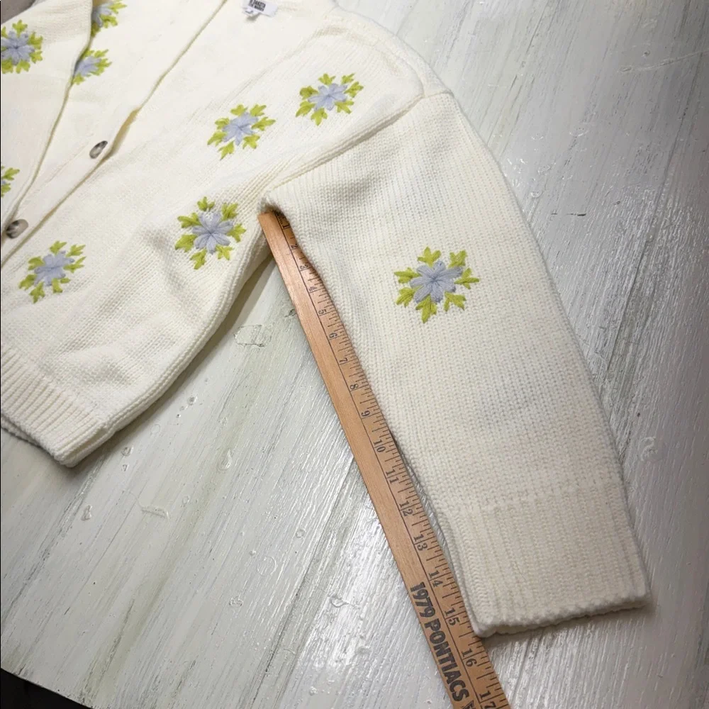 BB Dakota Old School Cream w/ Embroidered Floral Cardigan Sweater Sz S - Picture 9 of 11